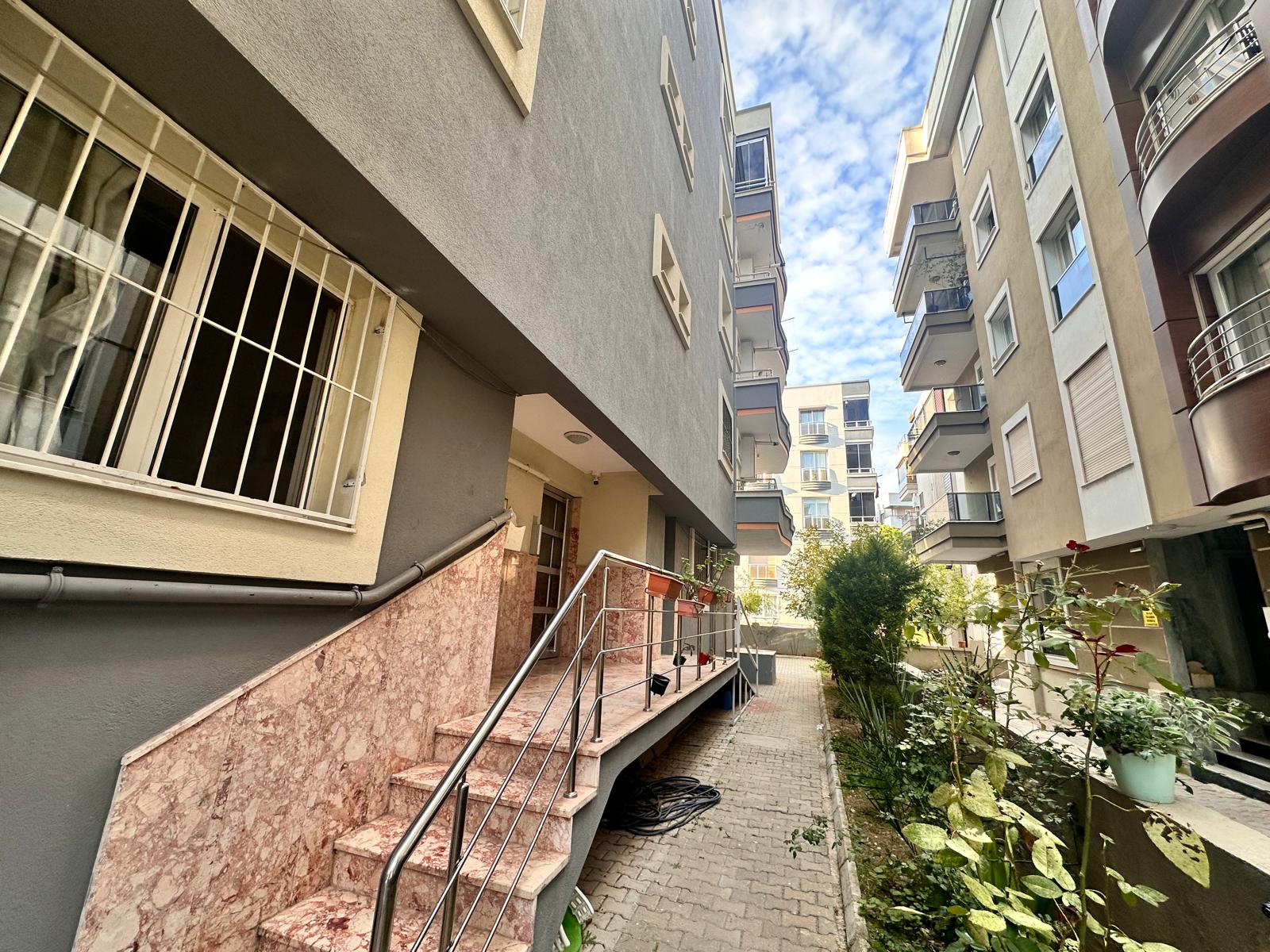 GAZİEMİR MERKEZDE AİLE YAŞAMINA UYGUN SATILIK 3+1