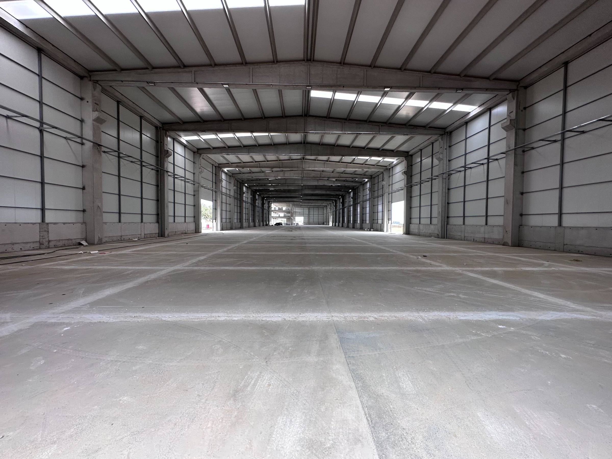 İZMİR KEMALPAŞA  OSB DE 9.405 M2 ARSA DA 5.270 M2 KAPALI KİRALIK FABRİKA İŞYERİ