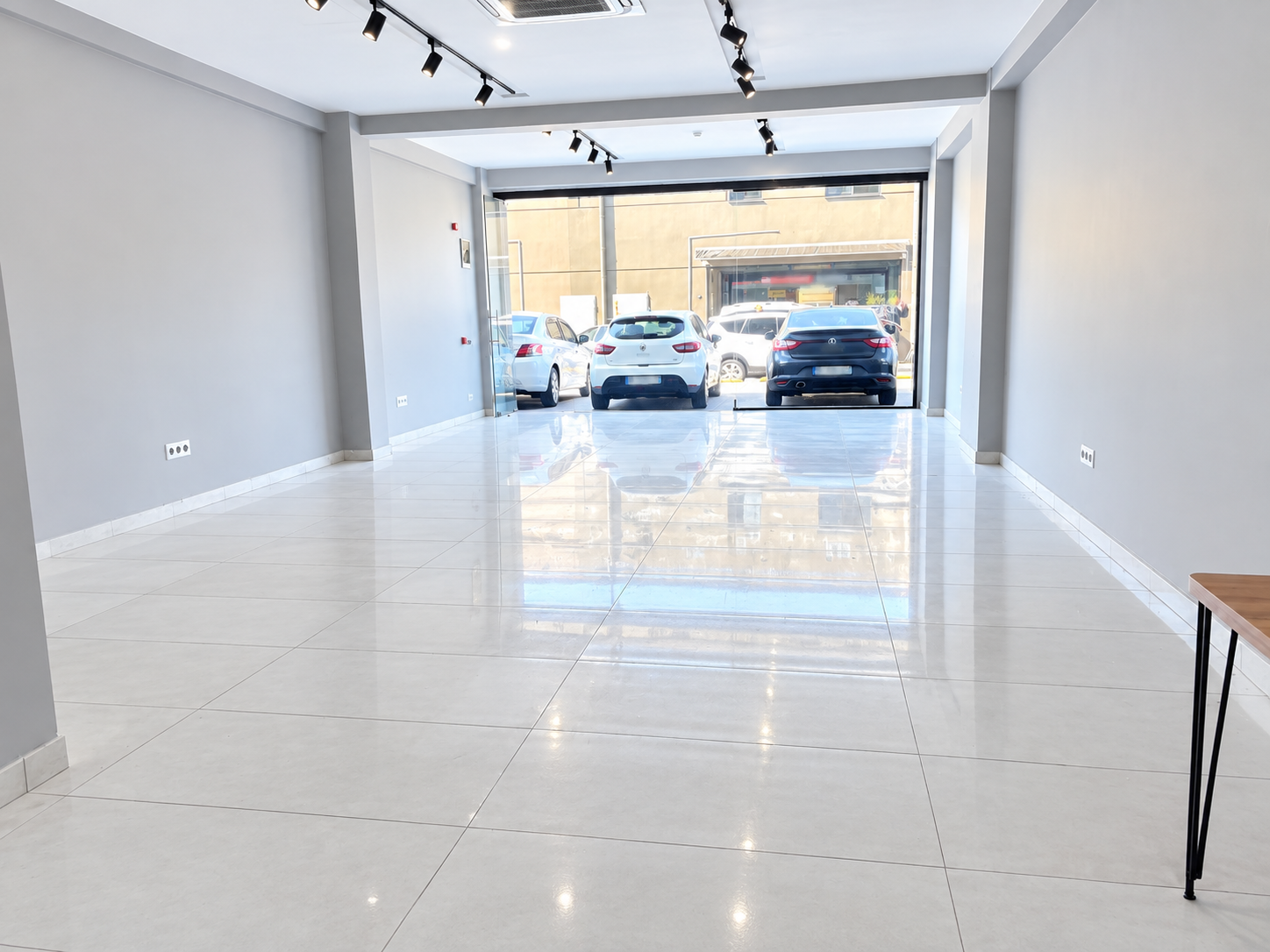 Modern-Bo--Showroom-ve-Parlak-Zemin.png