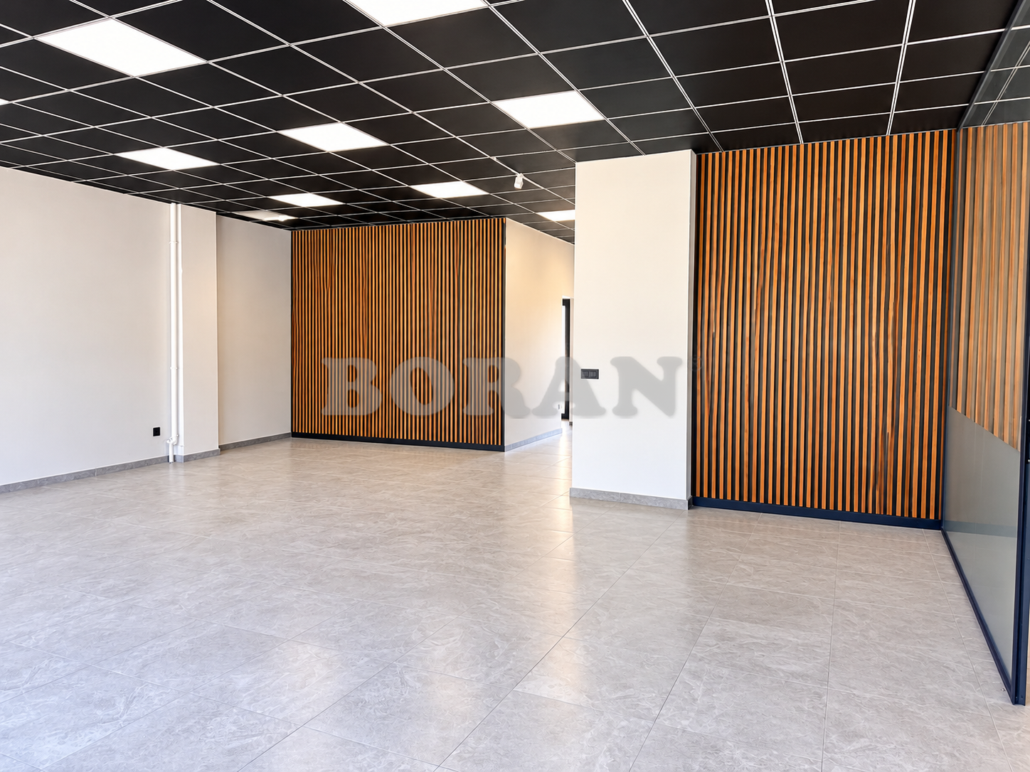 Modernes--leeres-B-ro-mit-Holzlamellen.png