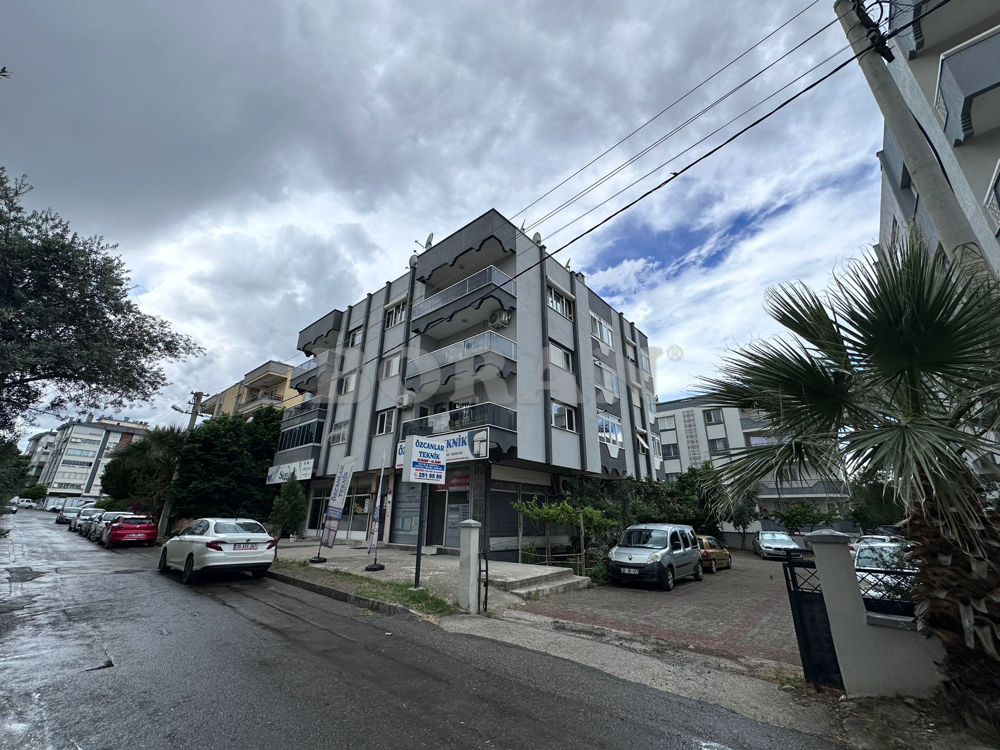 Gaziemir'de Kiralık 3+1, 150m² Geniş Daire