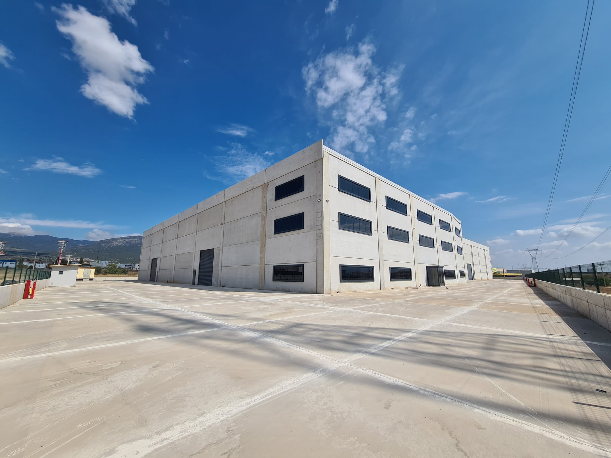 İZMİR KEMALPAŞA OSB DE 12.860 M2 ARSA DA 8.000 M2 KAPALI KİRALIK FABRİKA DEPO