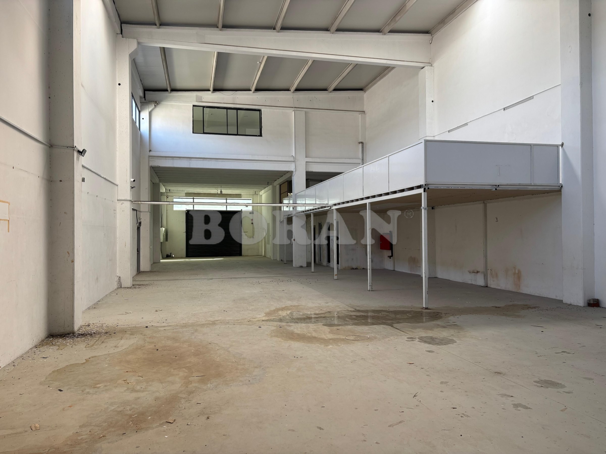İZMİR GAZİEMİR SARNIÇ SANAYİDE KİRALIK 1200m2 DEPO/FABRİKA
