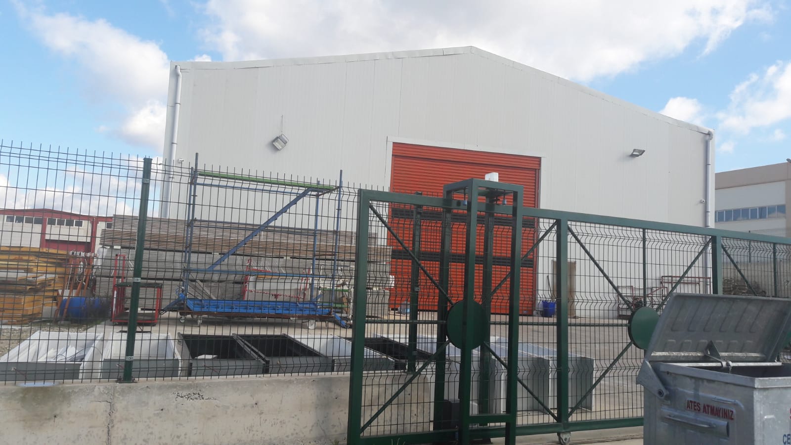 İZMİR MENDERES İTOB DA SATILIK  6775 M2 ARSADA 1400M2  VİNÇLİ FABRİKA