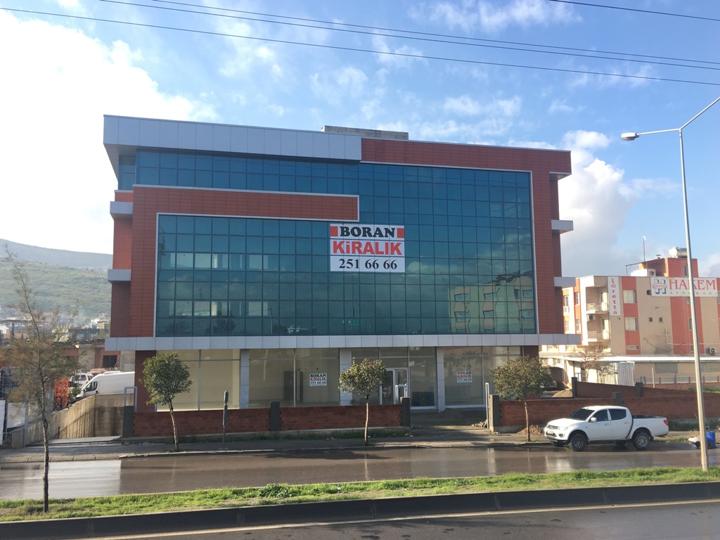 izmir bornova ışıkkent de 870 m2 arsa da 1500 m2 kapalı müstakil kiralık komple işyeri bina