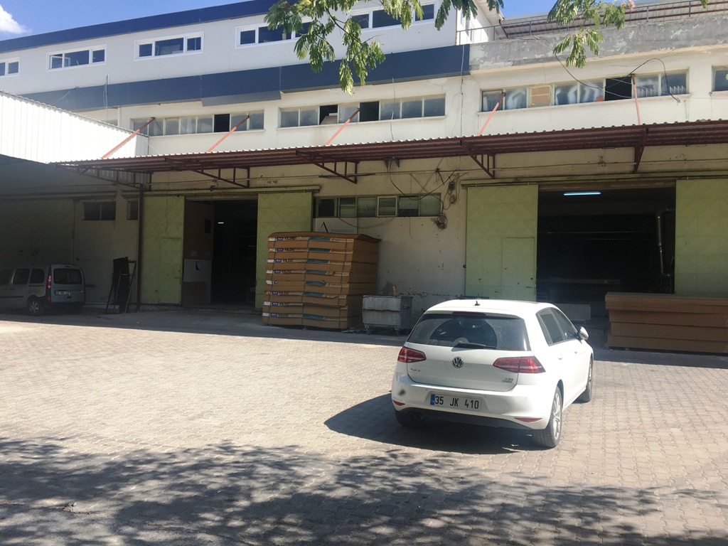 izmir ışıkkent bornova da 2300 m2 kapalı satılık işyeri depo fabrika