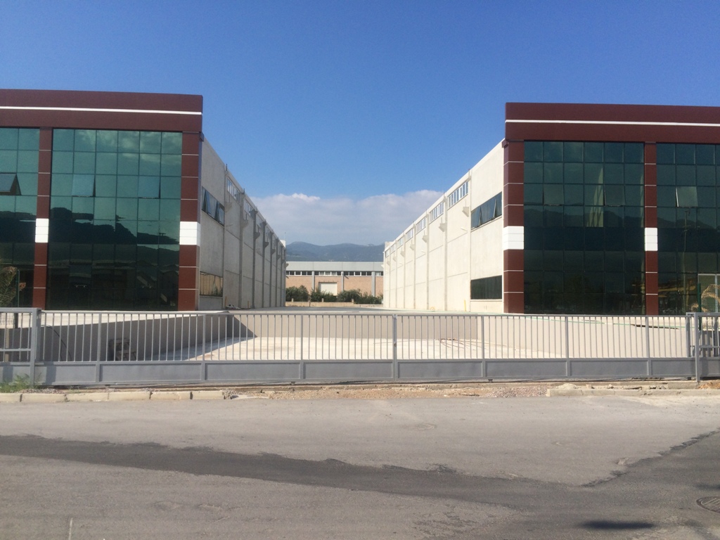 izmir kemalpaşa organize sanayi bölgesinde 10.000 m2 arsa da 4400 m2 kapalı kiralık depo fabrika