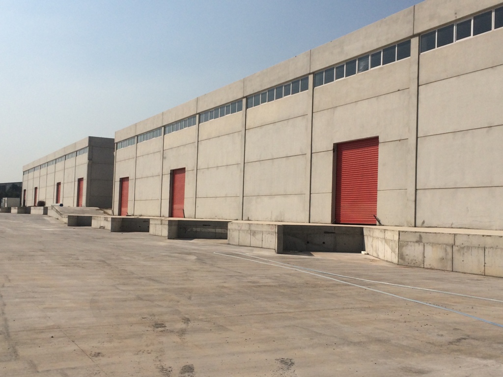 izmir kemalpaşa ankara yoluna cepheli 7.500 m2 kapalı kiralık rampalı sıfır ticari depo