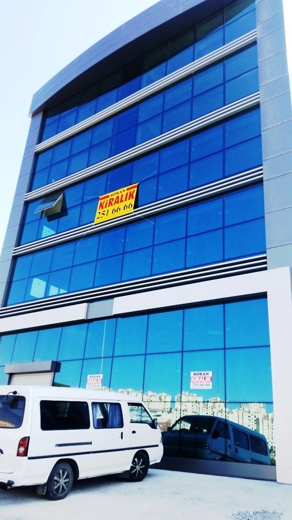 izmir buca begos'ta 2500 m2 asansörlü sıfır kiralık bina