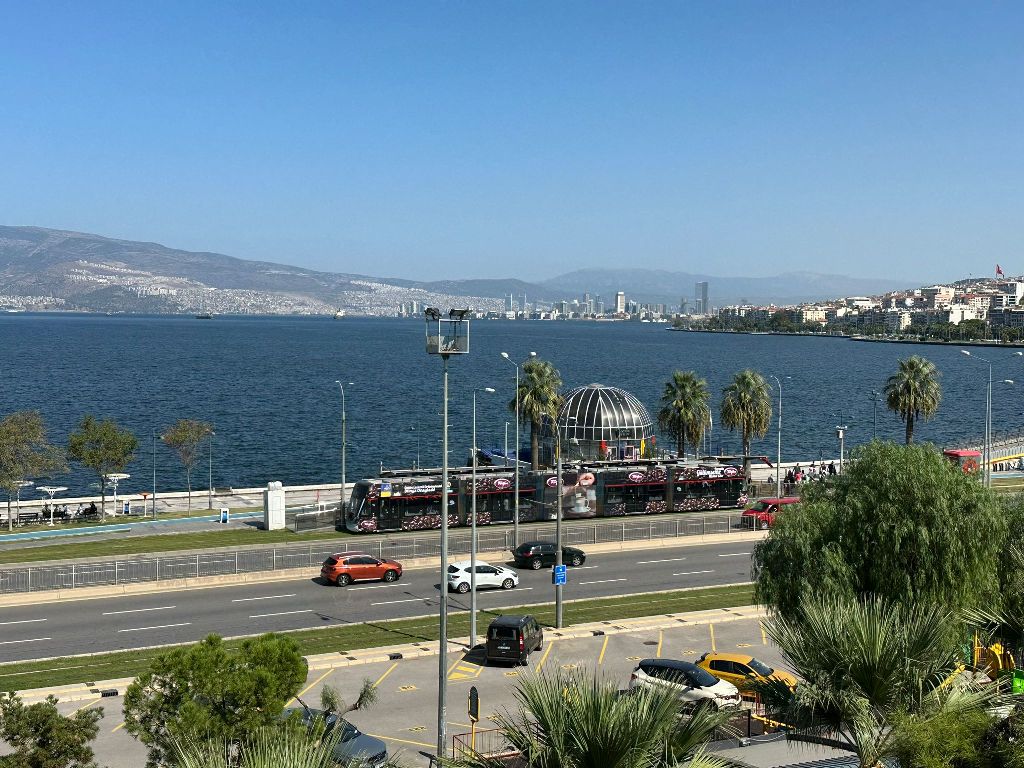 GÜZELYALI' DA OTOPARKLI DOĞALGAZLI 5. KAT KİRALIK YALI DAİRESİ