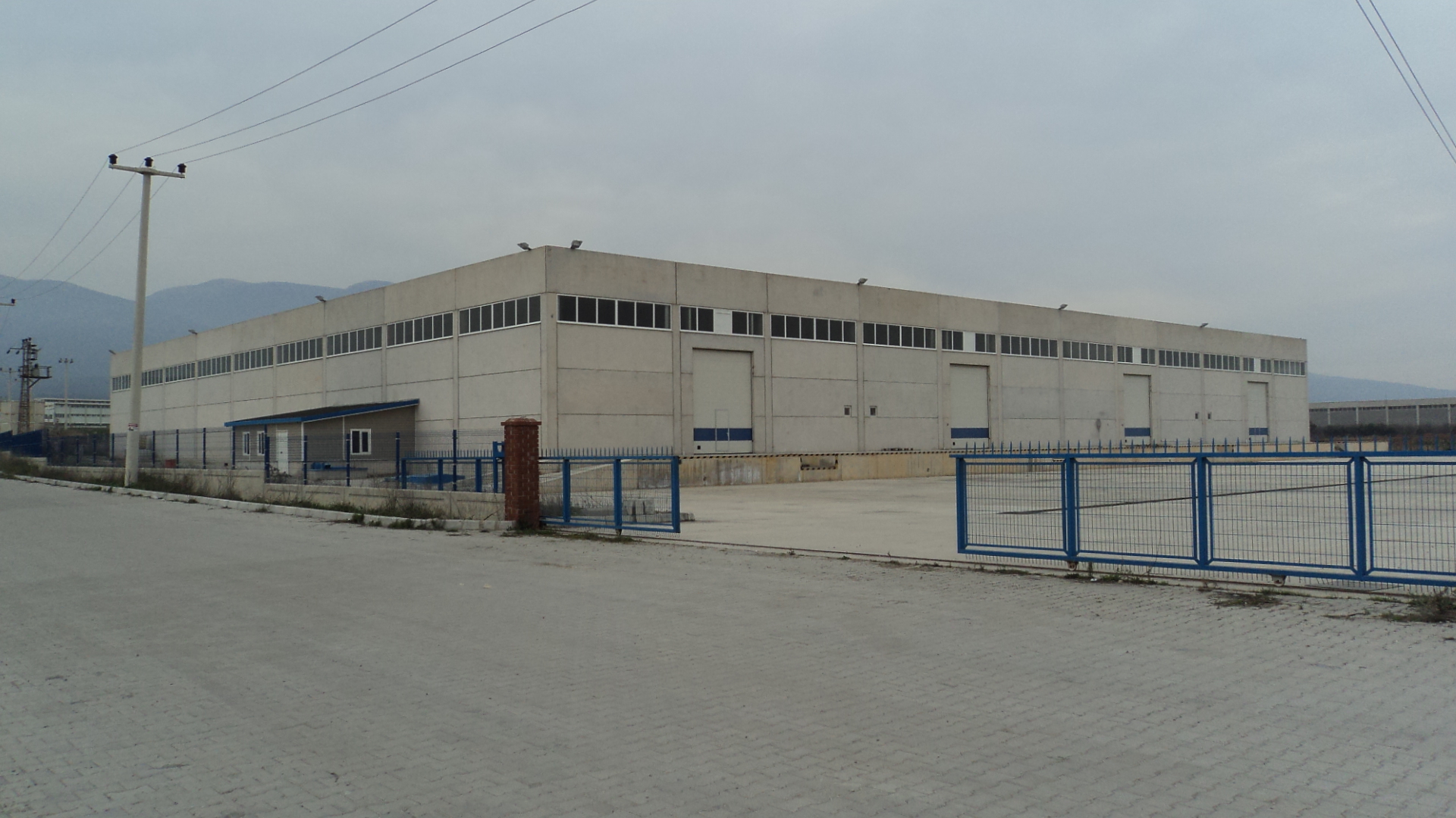 izmir kemalpaşa da 11.000 m2 arsa da 5500 m2 kapalı rampalı kiralık depo