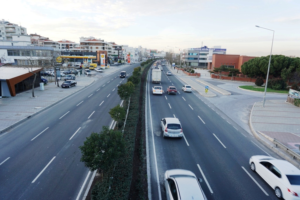 GAZİEMİR AKÇAY CADDESİ ÜZERİNDE 400 m2  kiracılı satılık işyeri/mağaza