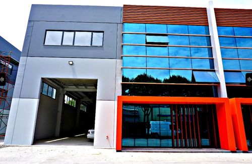 İZMİR GAZİEMİR SARNIÇ'TA 1000 M2 KİRALIK FABRİKA / DEPO