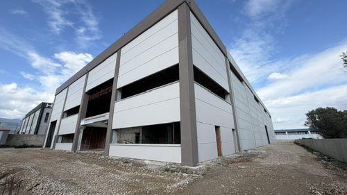 izmir kemalpaşa organize sanayi bölgesinde 4.500 m2 arsa da 3.000 m2 kapalı kiralık sıfır fabrika