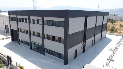 izmir kemalpaşa organize sanayi bölgesinde 2.000 m2 arsa da 1.350 m2 kapalı kiralık sıfır fabrika
