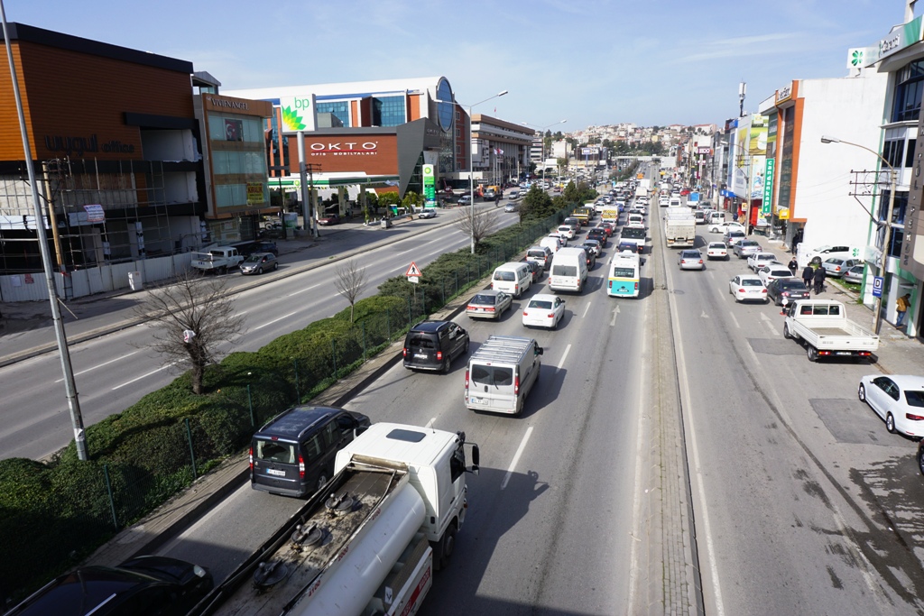 KARABAĞLAR YEŞİLLİK CADDESİ ÜZERİNDE 1200 M2 DEKORLU KİRALIK MAĞAZA