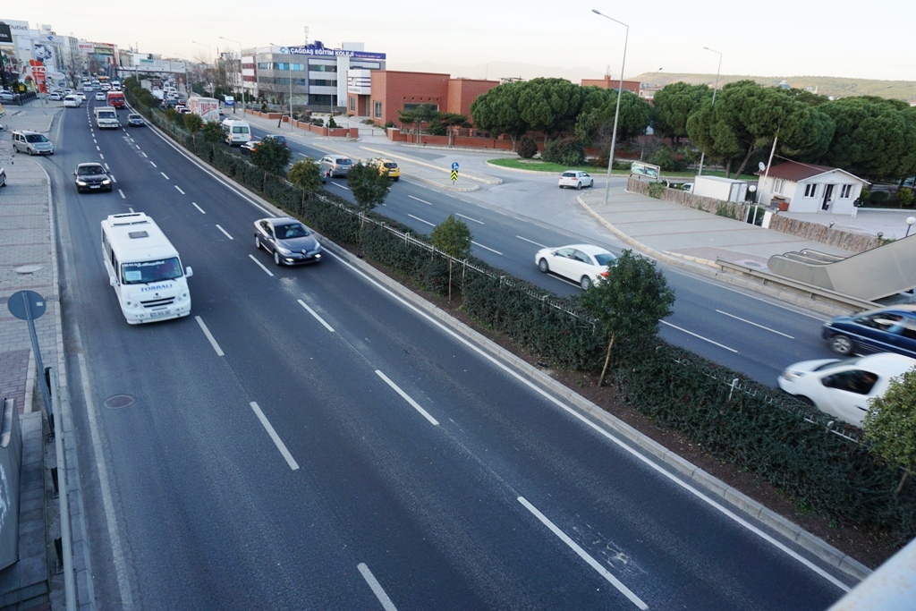 GAZİEMİR AKÇAY CAD. ÜZERİNDE 1500 M2 ZEMİNde SHOWRoOM/MAĞAZA